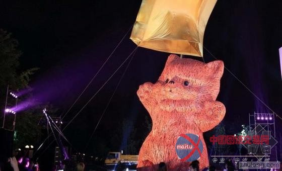 “大黄鸭之父”新作“粉红猫”亮相艺术设计双周展