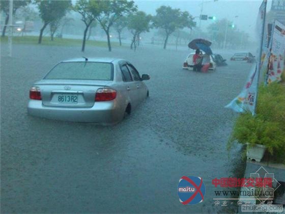 暴雨倾盆路面成汪洋 台湾民众马路上游泳(组图)