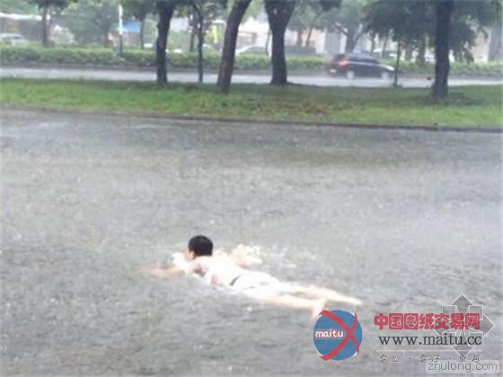 暴雨倾盆路面成汪洋 台湾民众马路上游泳(组图)