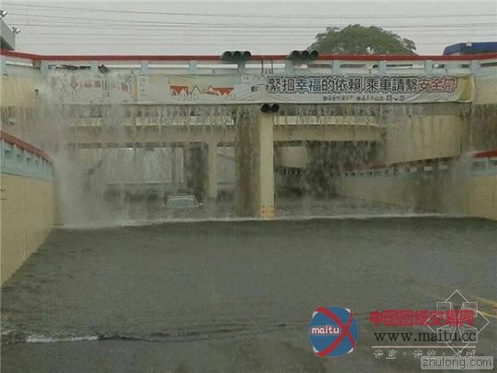暴雨倾盆路面成汪洋 台湾民众马路上游泳(组图)