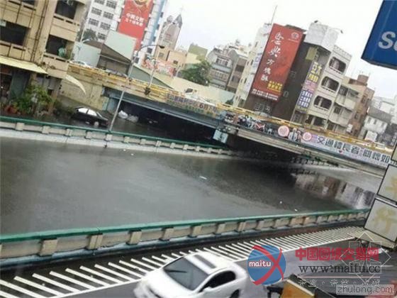 暴雨倾盆路面成汪洋 台湾民众马路上游泳(组图)