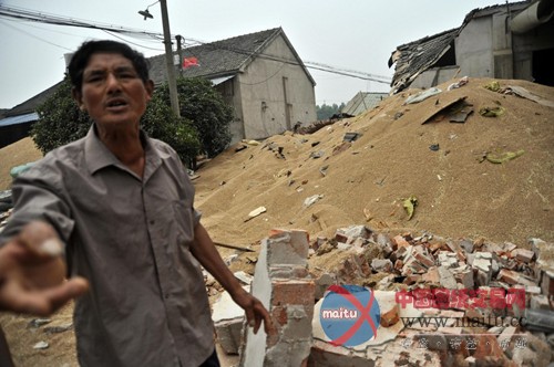 如厕男子遭“飞来横祸” 米仓倒塌被埋身亡
