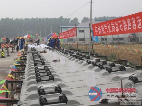 世界最长高原高铁隧道大坂山隧道无砟轨道铺设完工