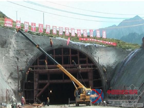 世界最长高原高铁隧道大坂山隧道无砟轨道铺设完工