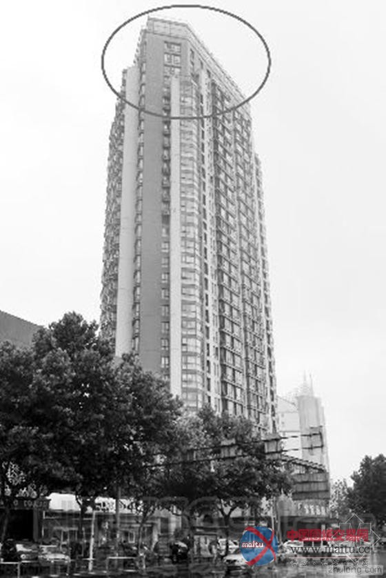 楼顶竟违建1200平米玻璃房 开发商“失踪”-筑龙新闻