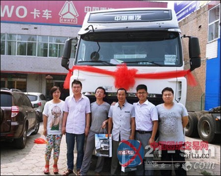 中国重汽“土豪版”T7H牵引车走进山西运城
