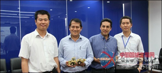 秘鲁市政研修班一行20余人视察宇通重工