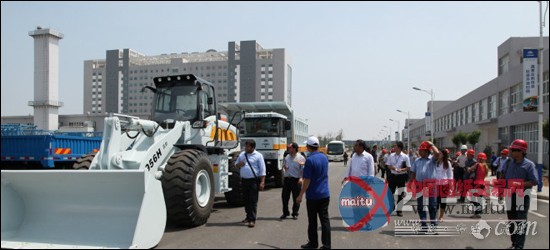 秘鲁市政研修班一行20余人视察宇通重工